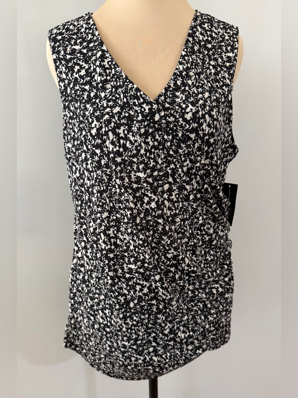 NWT INC Black White Abstract Sleeveless V-Neck Gold Zip Women's Blouse Shirt Top